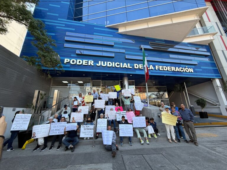 Adultos mayores exigen justicia por fraude de $7,500 millones