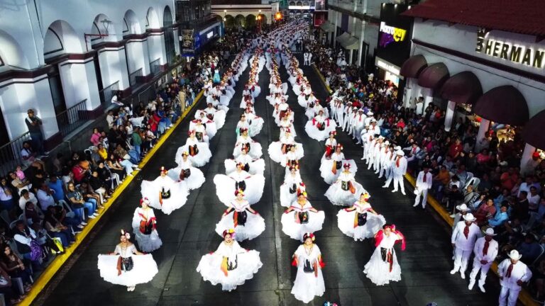 En San Andrés Tuxtla, se presentó el Gran Monumental de «La Bruja» y «La Bamba» 