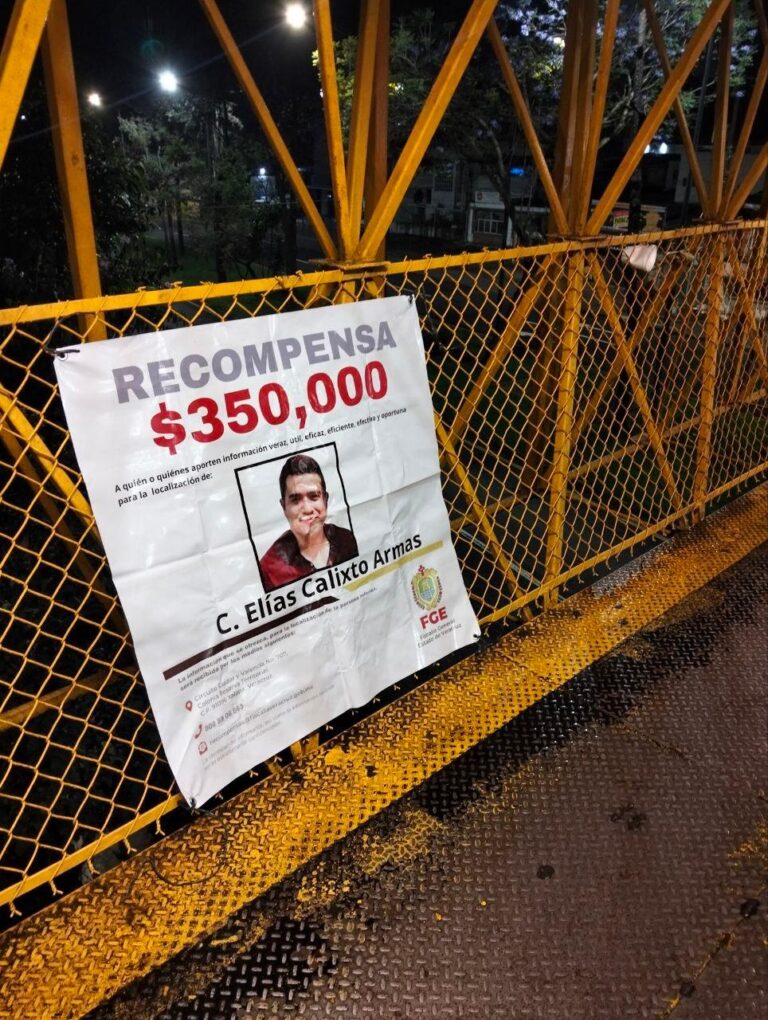 AMANECE XALAPA CON PANCARTAS PIDIENDO RECOMPENSA POR ELÍAS CALIXTO ARMAS