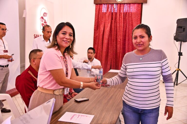 Entrega Gobierno Municipal credenciales de empadronamiento a comerciantes del parque Lerdo de Tejada 