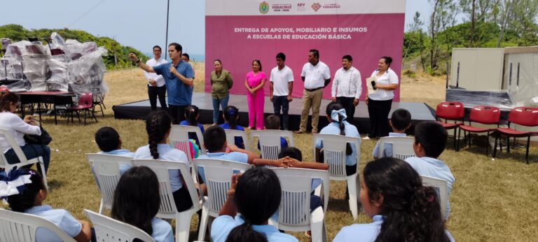 Rafa Fararoni y SEV entregan mobiliario a escuelas de San Andrés Tuxtla